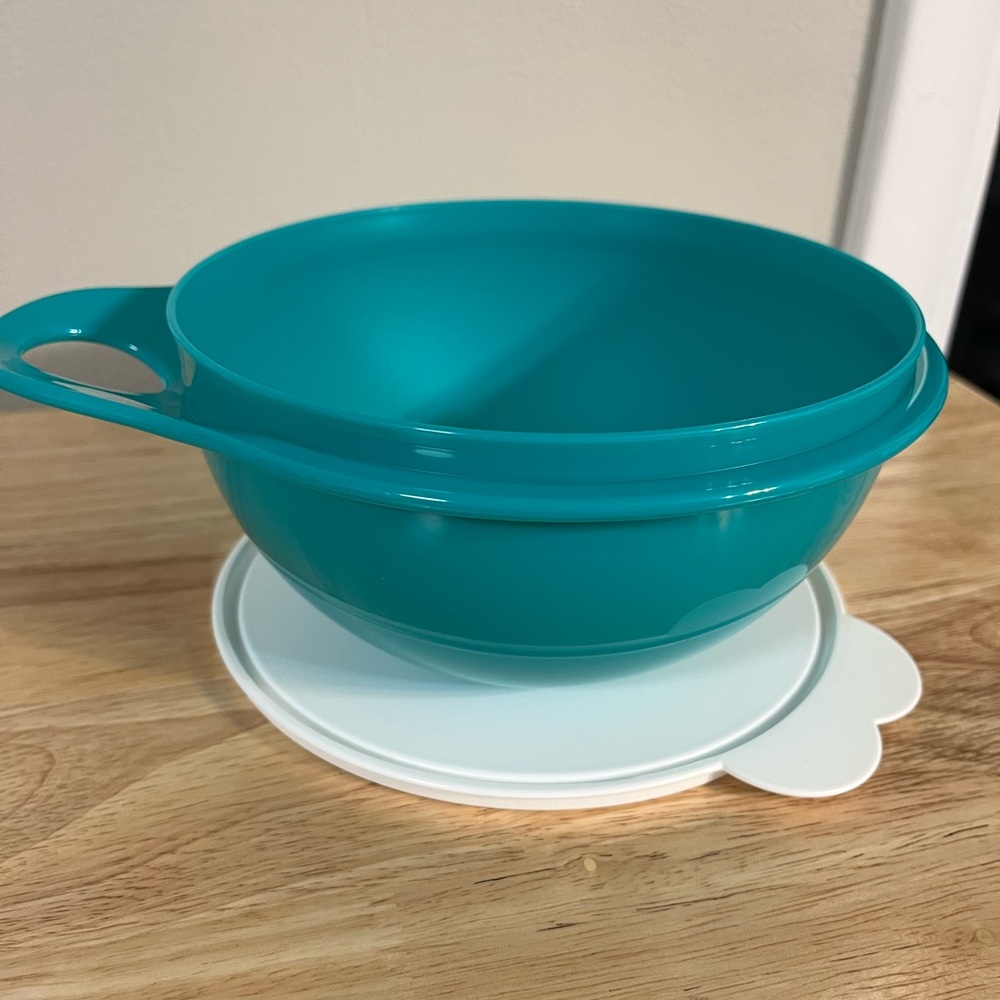 NEW TUPPERWARE 6cup thatsa bowl